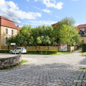 Blick von Brück an der Schloßstraße auf Marstallgebäude